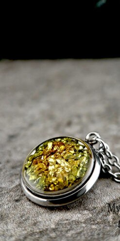 boho style sparkle chips necklace gold olive green closeup1
