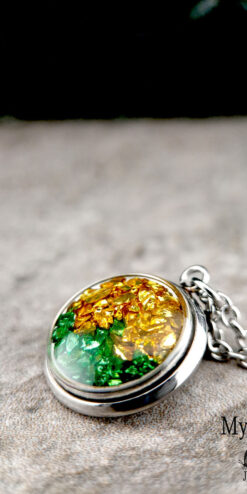 nature inspired sparkle chips necklace gold green resin closeup1